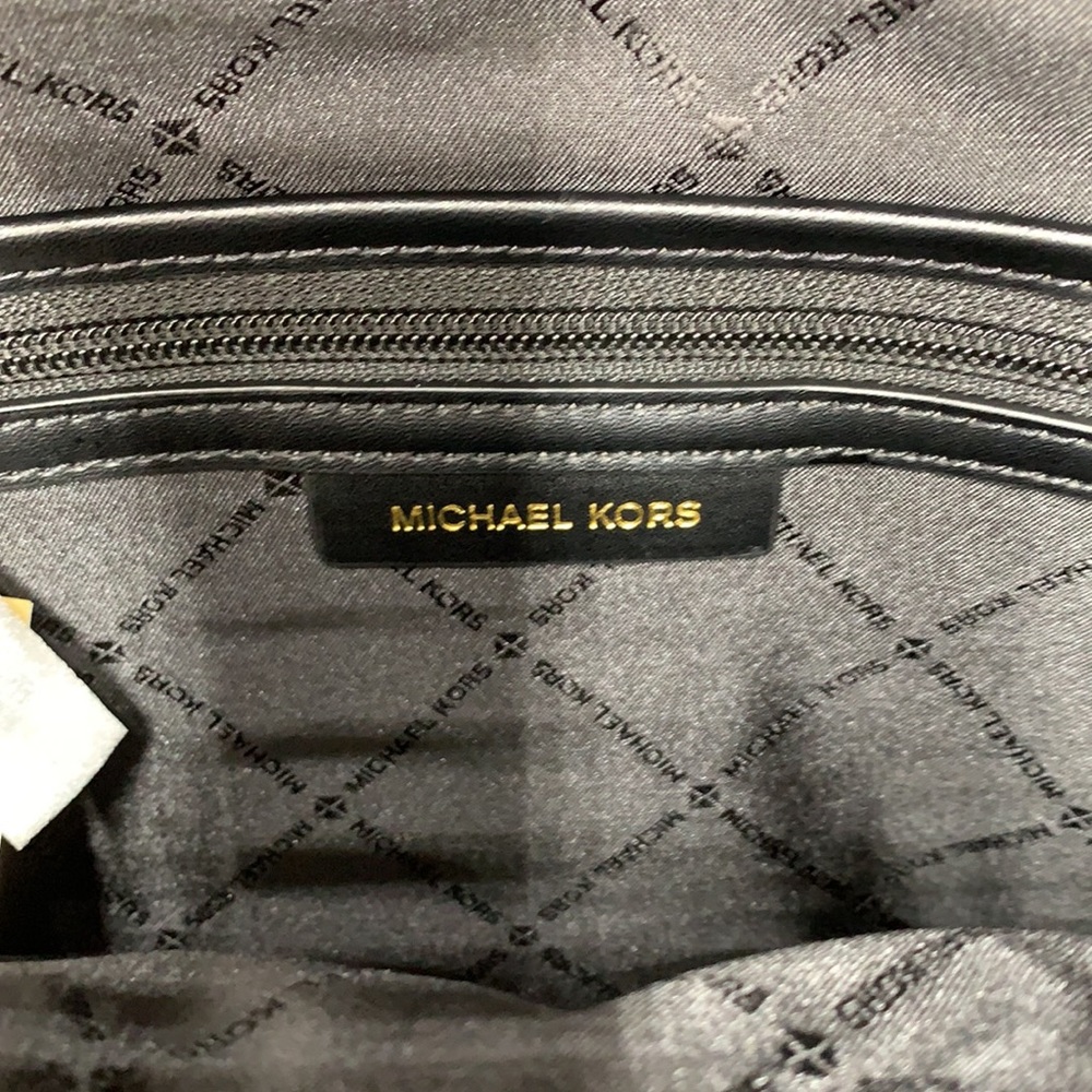 MICHAEL KORS BLACK COLOR 
Maisie Medium Pebbled Leather 2-in-1 Backpack - Picture 14 of 16